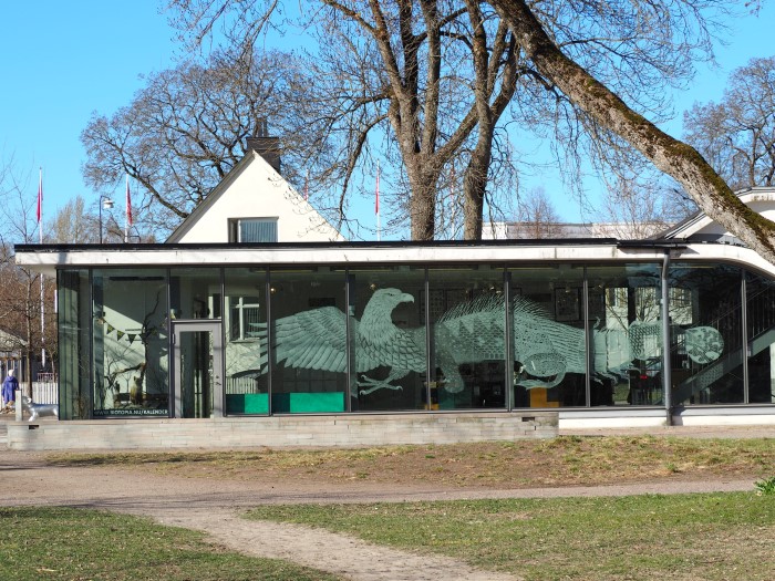 En museibyggnad i park