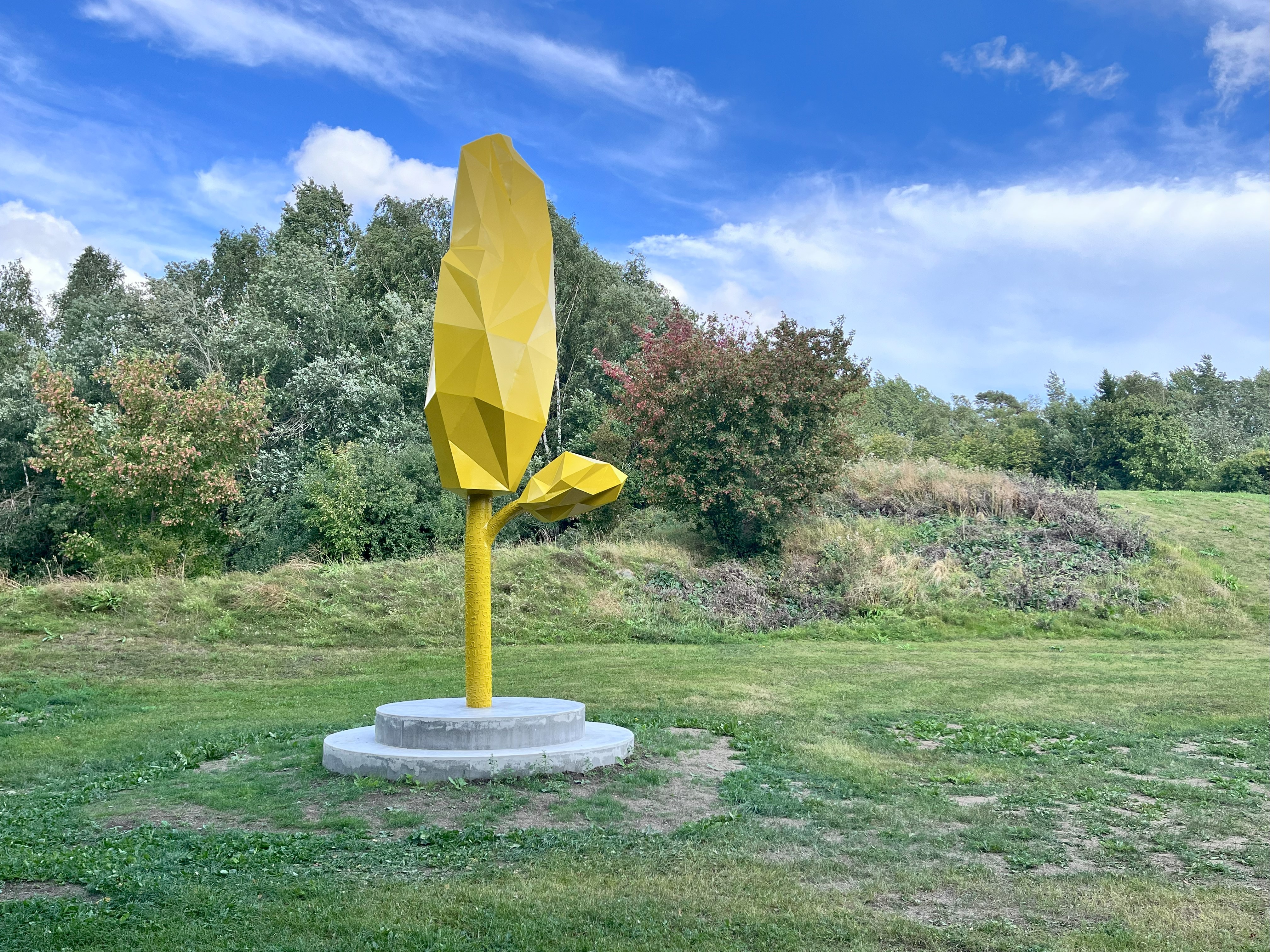Around_the_tree_Musikparken.jpg
