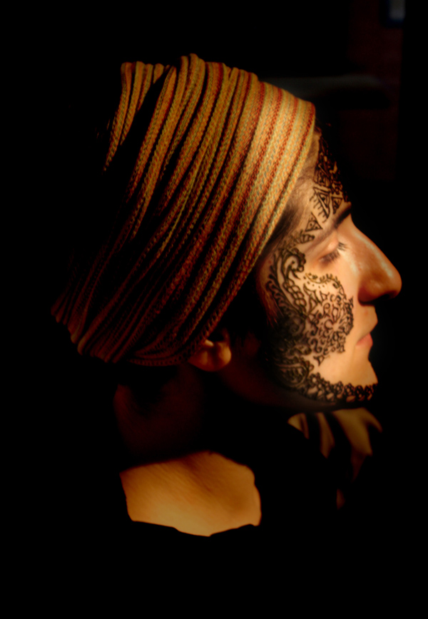 © Taus Makhacheva, Delinking, fotografiserie, dokumentation av performance, 2011.