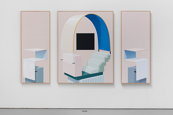 Tre målningar i ljusa färger med en trappa