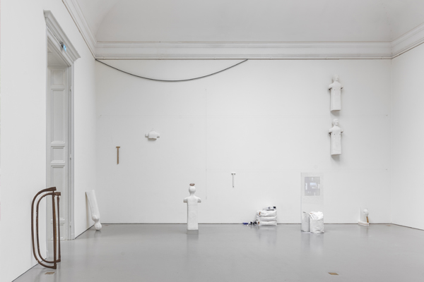 Ett vitt rum med vita figurer