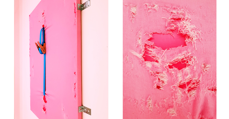 Två rosa sönderslitna tygstycken.