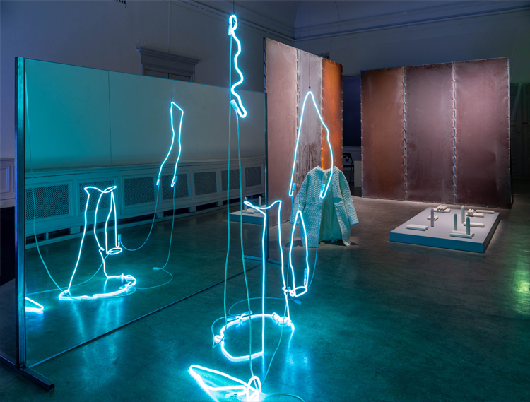 Lokal med olika neonslingor i slingrande former.