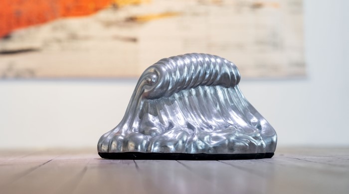 Bild på skulptur föreställandes en våg.