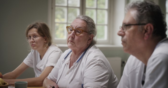 Tre personer i profil