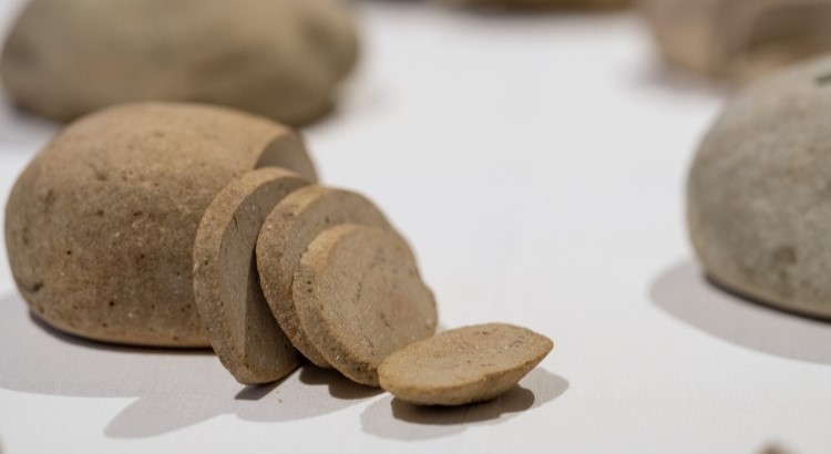 Närbild på stenar i form av och skurna som bröd