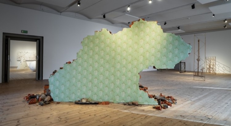 Tapetserad baksida av svart tegelvägg i formen av Ukraina