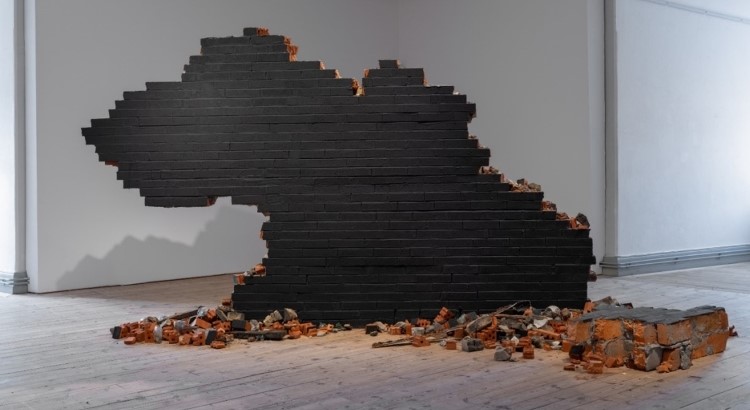 Svart tegelvägg i form av Ukraina