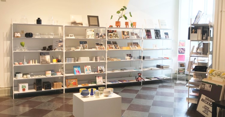 Hyllor med föremål i Uppsala Konstmuseums museibutik.