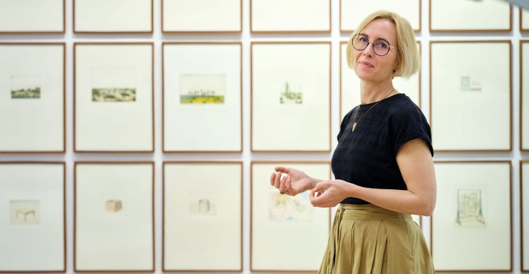 Kvinna som visar utställning